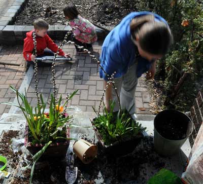 Kids planting spring flowers 